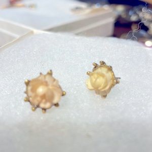 Rose pearl stud earrings. Set in gold. 1940.